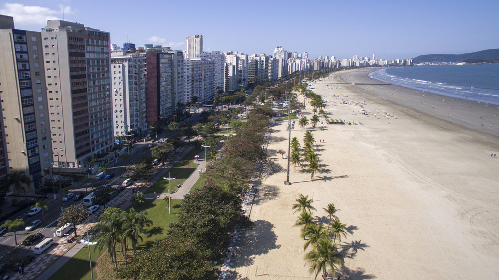 Vista aérea da orla e da praia de Santos – SP, cidade onde fica o escritório
